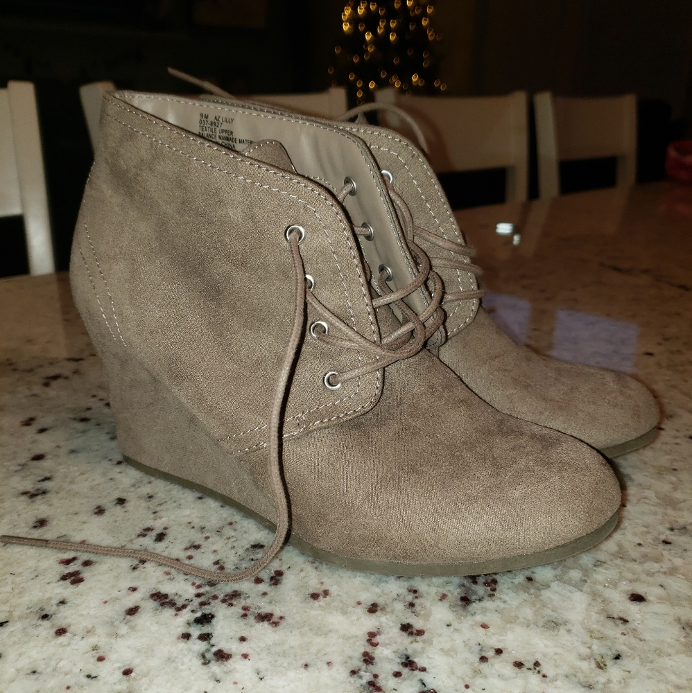 Arizona Womens Lilly Wedge Heel Lace-up Bootie